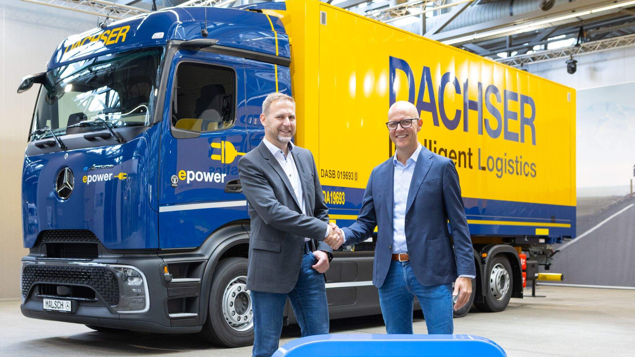 Andre Bilz, Category Manager Truck / Trailer / Swap Body, Corporate Indirect Procurement bei DACHSER (links) und Winfried Sorg, Centerleiter Nutzfahrzeugzentrum Mercedes-Benz Neu-Ulm (Foto: Myriam Mersy)