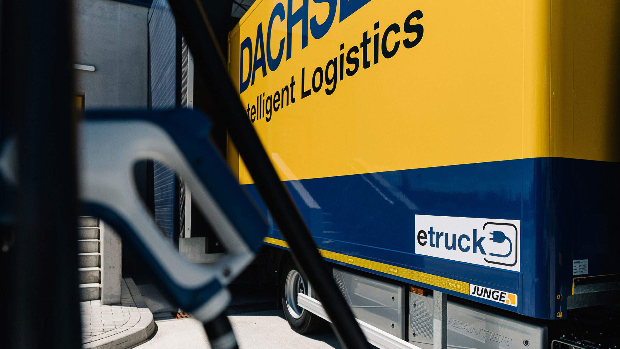 DACHSER baut emissionsfreie Fahrzeugflotte aus. DACHSER baut emissionsfreie Fahrzeugflotte aus.