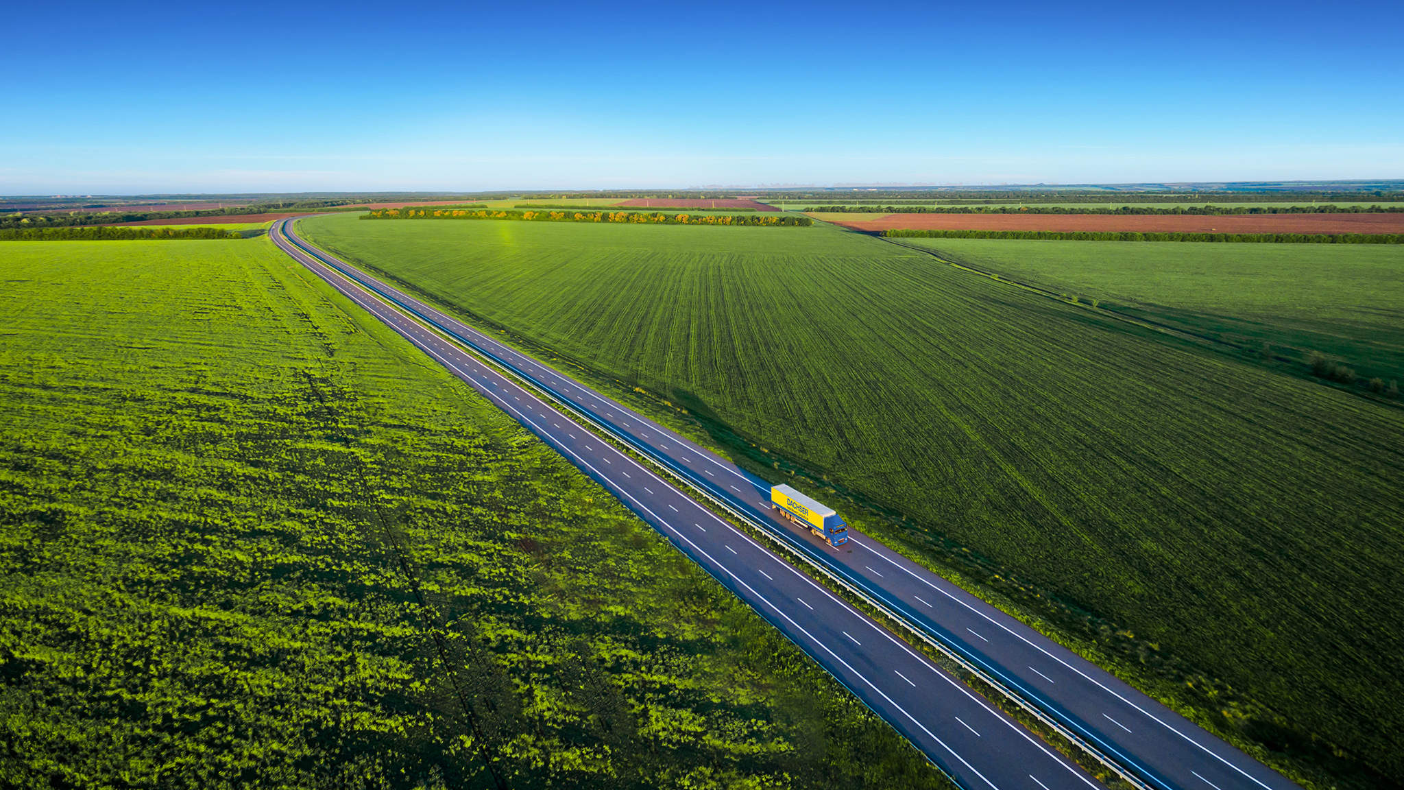 Neben batterieelektrischen Antrieben, die im Rahmen von DACHSER Emission-free Delivery schon zum Einsatz kommen, beschäftigt sich DACHSER auch mit Brennstoffzellen-Lkw und der Nutzung von grünem Wasserstoff. Neben batterieelektrischen Antrieben, die im Rahmen von DACHSER Emission-free Delivery schon zum Einsatz kommen, beschäftigt sich DACHSER auch mit Brennstoffzellen-Lkw und der Nutzung von grünem Wasserstoff.