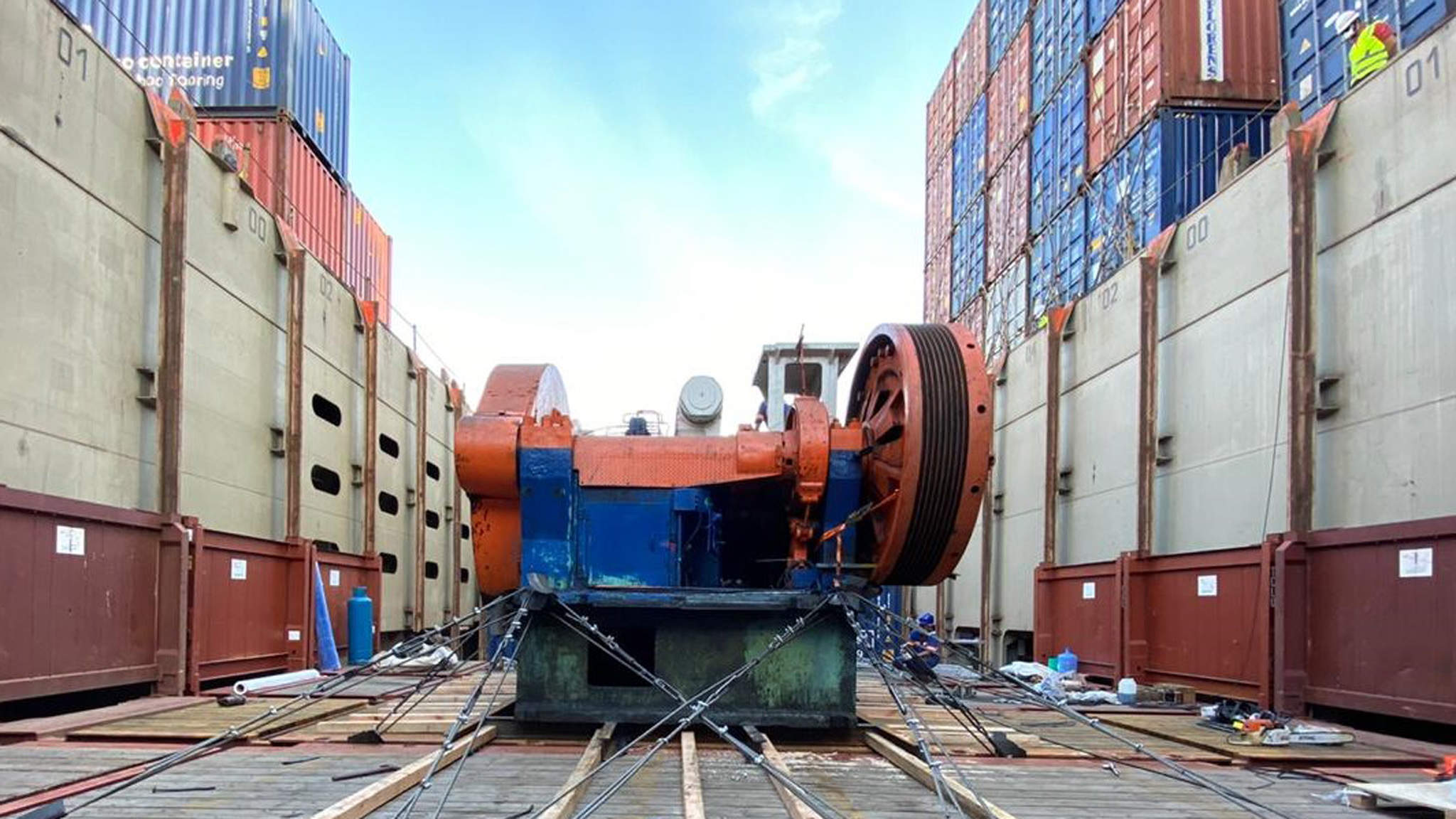 Die Ladung wurde im Bauch des Schiffes auf Flat-Rack-Containern und einer speziell angefertigten Plattform gelagert. Die Ladung wurde im Bauch des Schiffes auf Flat-Rack-Containern und einer speziell angefertigten Plattform gelagert.