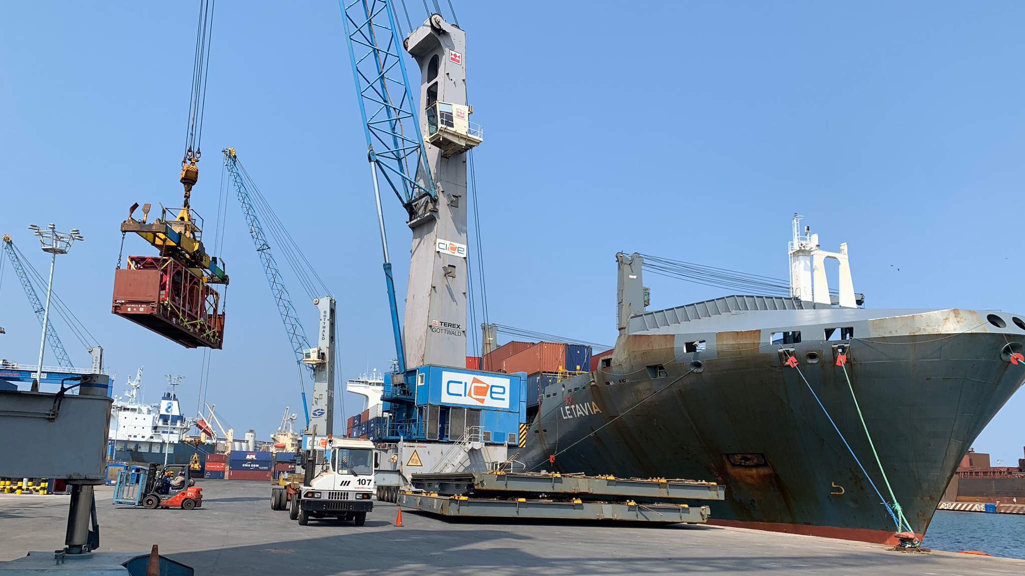 DACHSER Air & Sea Logistics organisierte den Transport einer übergroßen Maschine für die Automobilproduktion von Brasilien nach Mexiko. DACHSER Air & Sea Logistics organisierte den Transport einer übergroßen Maschine für die Automobilproduktion von Brasilien nach Mexiko.