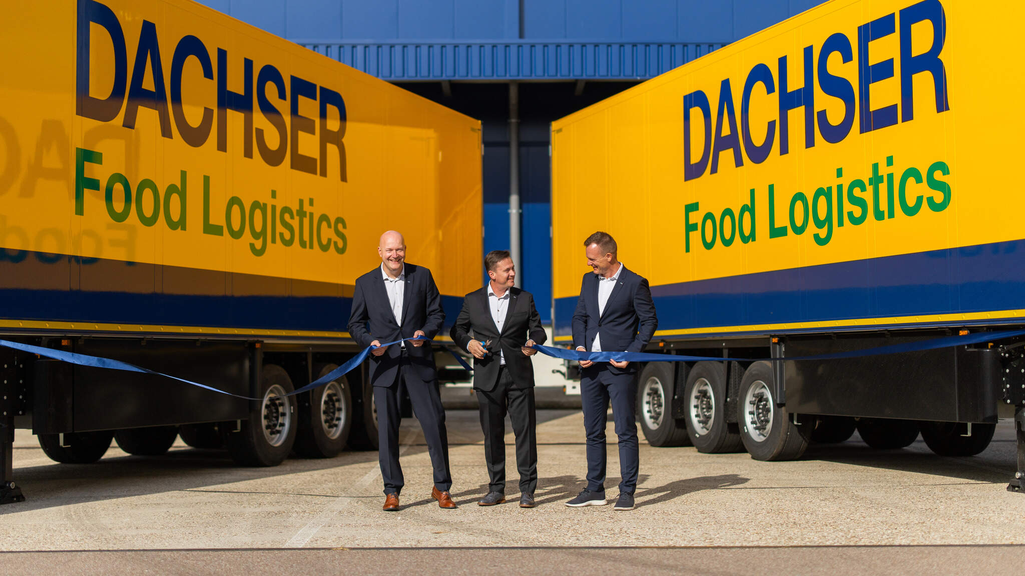 Von links nach rechts: Barry Stegeman, Country Manager DACHSER Netherlands Food Logistics, Niels Tieleman, Branch Manager Food Logistics Waddinxveen, und Stefan Behrendt, Managing Director Food Logistics, bei der offiziellen Eröffnung in Waddinxveen.